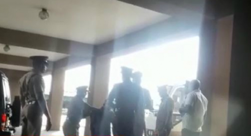 අත්අඩංගුවට ගත් පාර්ලිමේන්තු සේවකයා වැඩිදුර විමර්ශන සඳහා පාර්ලිමේන්තු සංකීර්ණයට