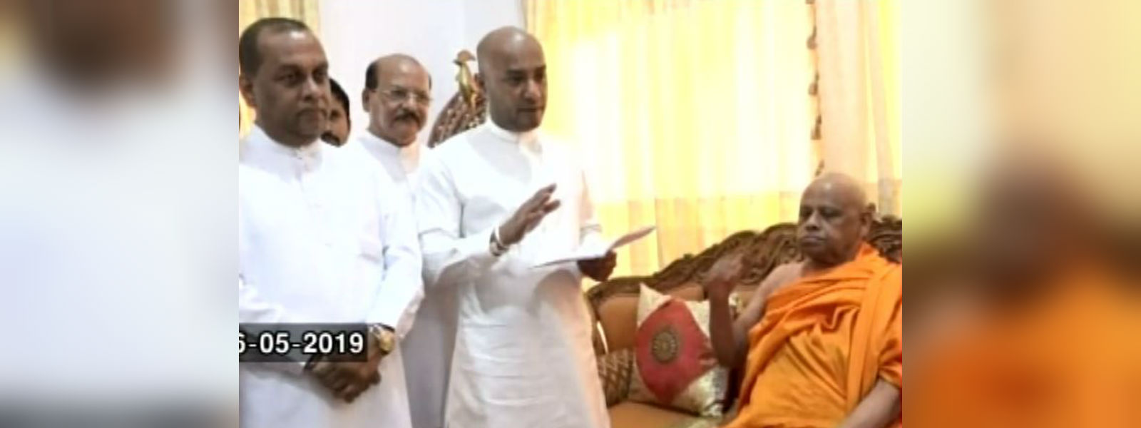  මන්ත්‍රී කණ්ඩායමක් මහා නාහිමිවරුන් බැහැදකී