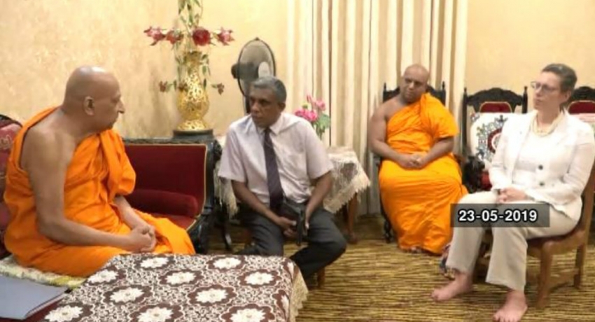 අමෙරිකානු ආරක්ෂක ගිවිසුම් ගැන මල්වතු මහ නාහිමි තානාපතිනියගෙන් කරුණු විමසයි