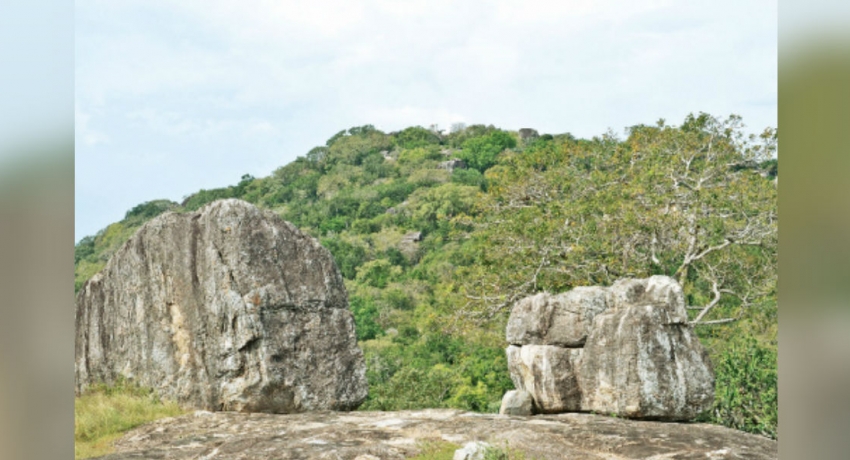 පොලිස් නිල ඇඳුමට සමාන ඇඳුම් කිහිපයක් මදුනාගලින් සොයා ගැනේ