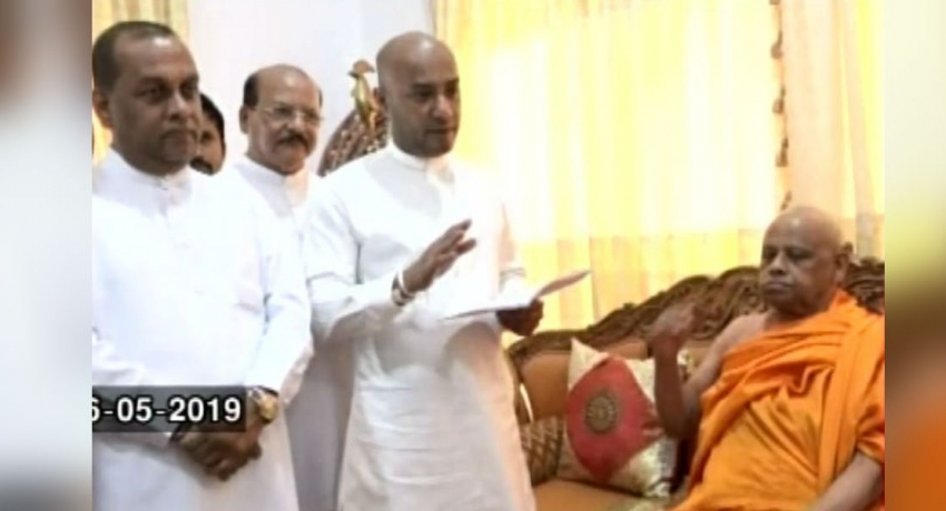 ශ්රී ලනිප මන්ත්රී කණ්ඩායමක් මහා නාහිමිවරුන් බැහැදකී