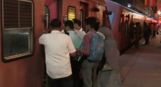 වර්ජනය කරන දුම්රිය සේවකයින්ට වැඩ වරදින ලකුණු