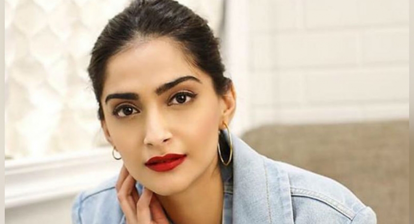 බොලිවුඩ් නිලි සෝනම් සිය 34 වන උපන්දිනය සමරයි