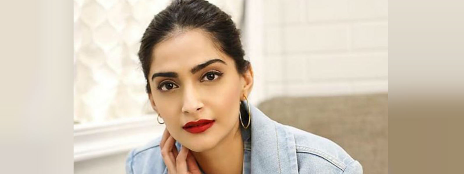බොලිවුඩ් නිලි සෝනම් සිය 34 වන උපන්දිනය සමරයි