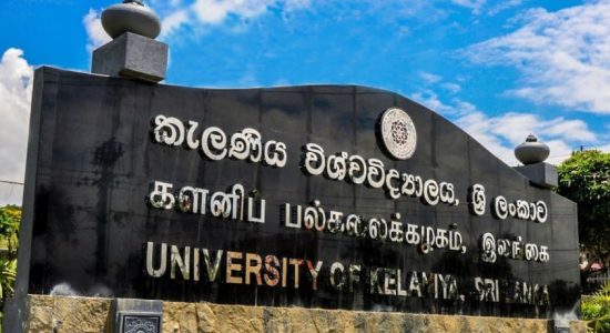 සරසවිය ඉදිරිපිට පිහි ඇනුමකින් සිසුවියක රෝහලේ
