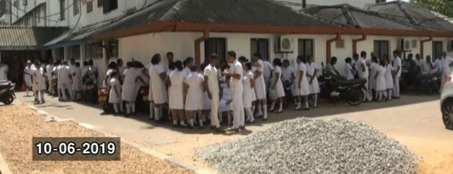 අනුරාධපුර රෝහල් සේවක පිරිසක් සේවාවලින් ඉවත් වෙති