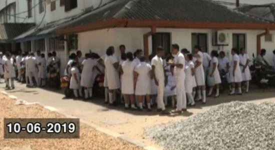 අනුරාධපුර රෝහල් සේවක පිරිසක් සේවාවලින් ඉවත් වෙති