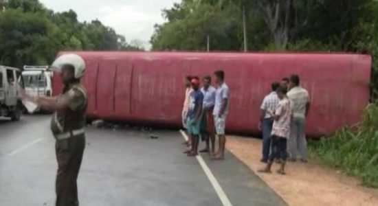 දිගම්පතහ රිය අනතුරකින් 27කට තුවාල