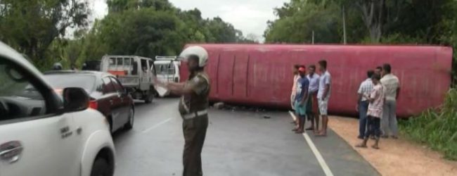 දිගම්පතහ රිය අනතුරකින් 27කට තුවාල