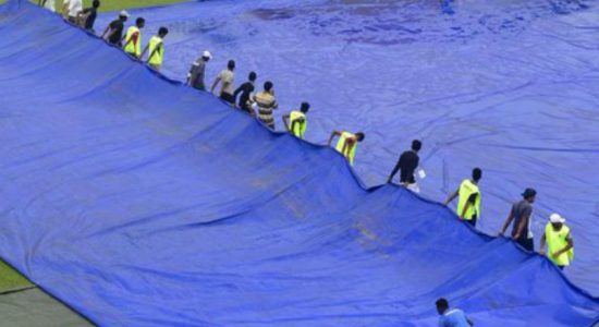 ශ්‍රී ලංකාවේ කඩුලු 6ක් බිඳ වැටෙද්දී වර්ෂාවෙන් බාධා