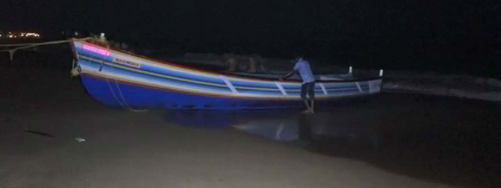 දෙහිවල වෙරළ තීරයට ඉන්දීය ධීවර බෝට්ටුවක් ගොඩ ගසයි