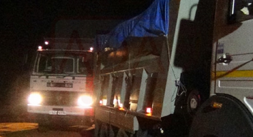 අරුවක්කාලු අංගනයට කුණු ගෙන ගිය ටිපර්වලට පහරදුන් පිරිසක් අත්අඩංගුවට