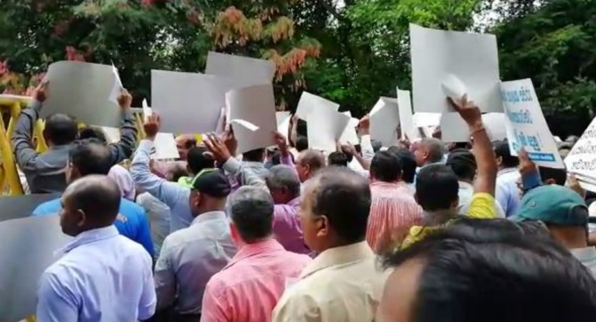 ඇමති දයාට එරෙහිව සමෘද්ධි නිලධාරීහු වීදි බසිති