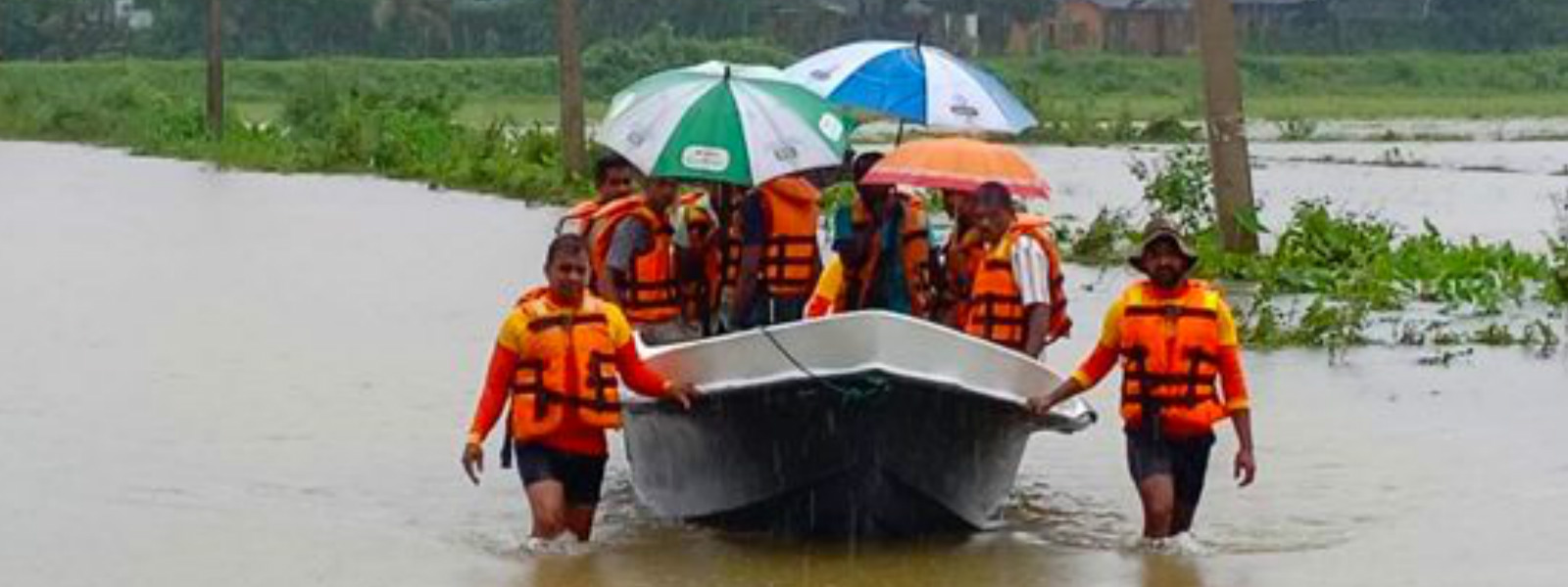 ජල ගැලීම්වලට කොටු වූ 18ක් නාවික හමුදාව බේරා ගැනේ