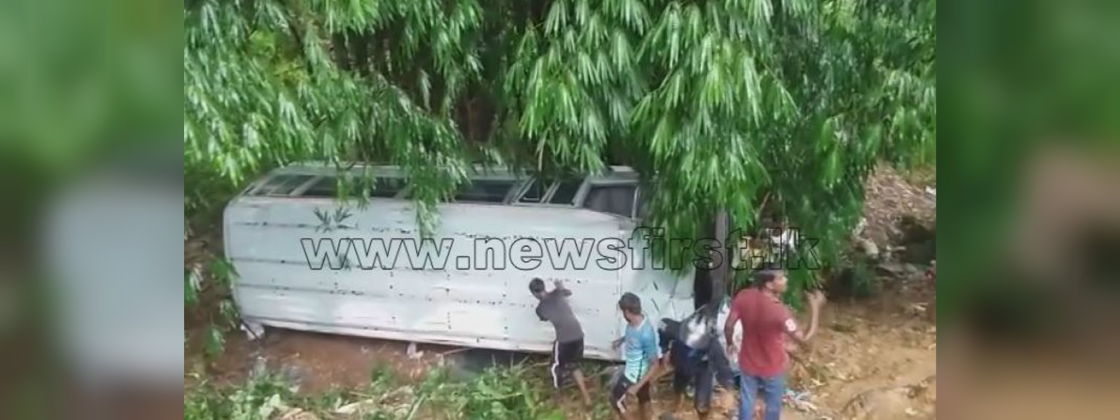 වනරාජා වත්තේදී පාසල් බසයක් ප්‍රපාතයකට පෙරළෙයි