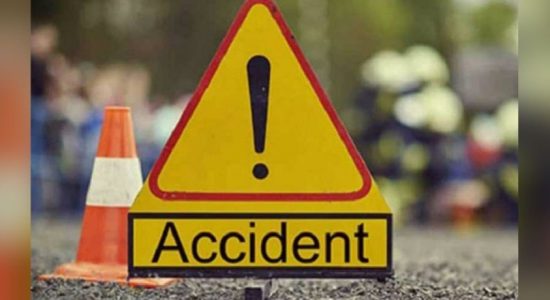 පුත්තලමේදී වෑන් රථයක් ගසක වැදීමෙන් තිදෙනෙකුට මරුට 