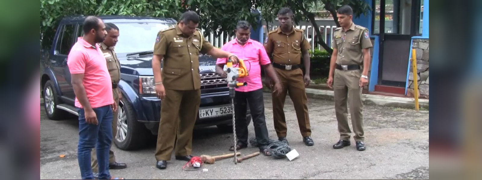 නිදන් හාරමින් සිටි පිරිසක් අත්අඩංගුවට...
