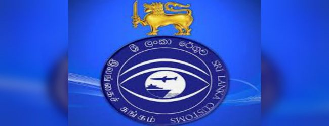රන් බිස්කට් සමග Duty free සේවකයෙකු දැලේ 