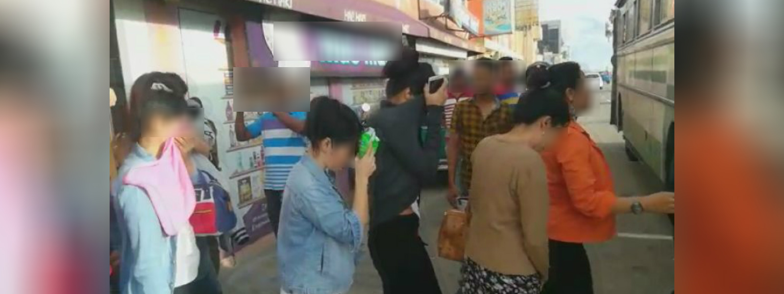 තායි කාන්තාවන් සිටි ගණිකා නිවාසයක් වටලයි