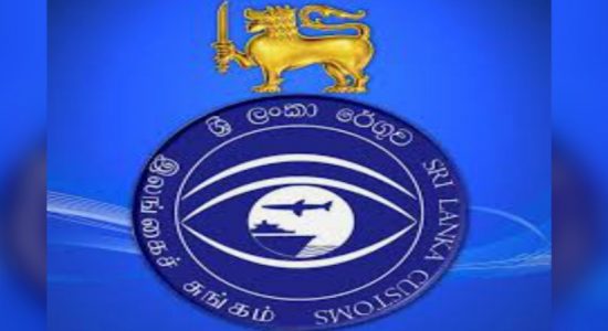 රන් බිස්කට් සමග Duty free සේවකයෙකු දැලේ 