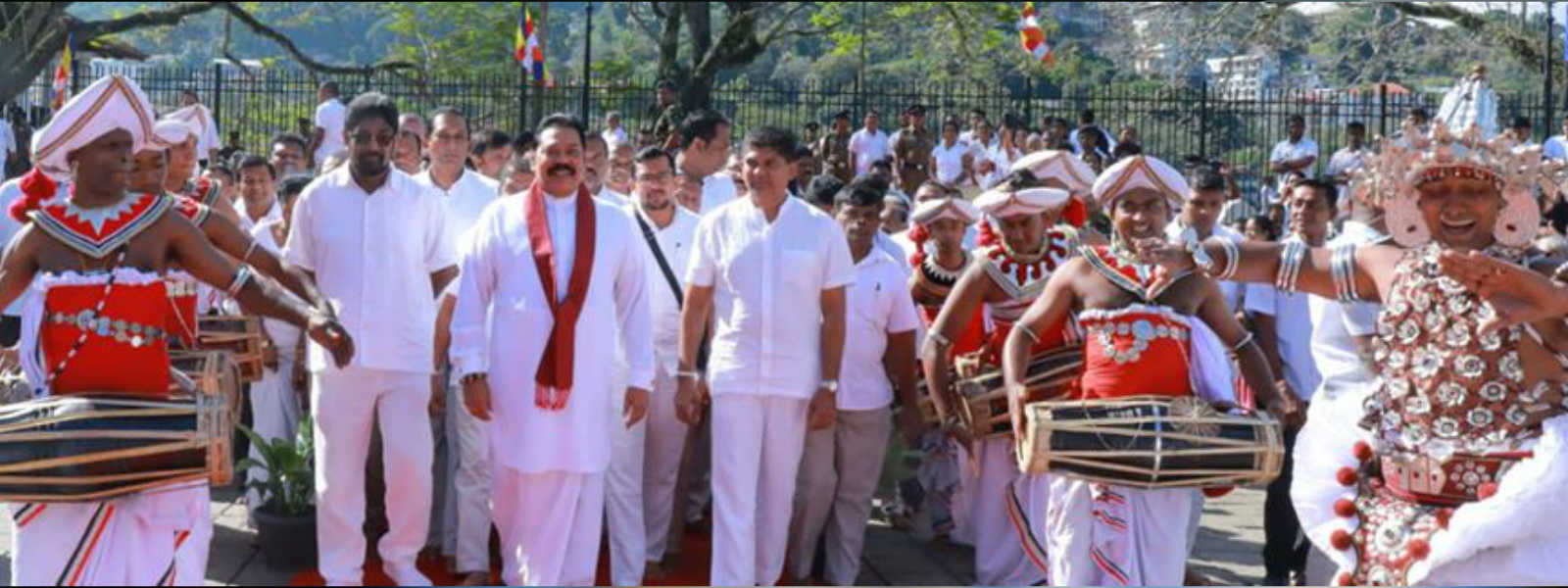අග්‍රාමාත්‍යවරයා දළඳා සමිඳුන් වැඳ පුදා ගනී 