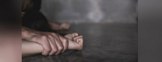 රැළියකට ගිය තරුණියකට අතවරයක් - පොලීසිය
