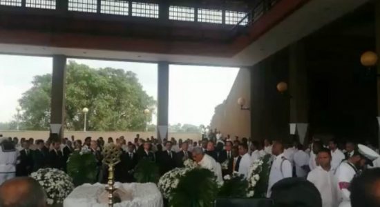 දි.මු ජයරත්නගේ දේහයට ජනපති අවසන් ගෞරව දක්වයි