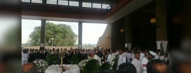 දි.මු ජයරත්නගේ දේහයට ජනපති අවසන් ගෞරව දක්වයි