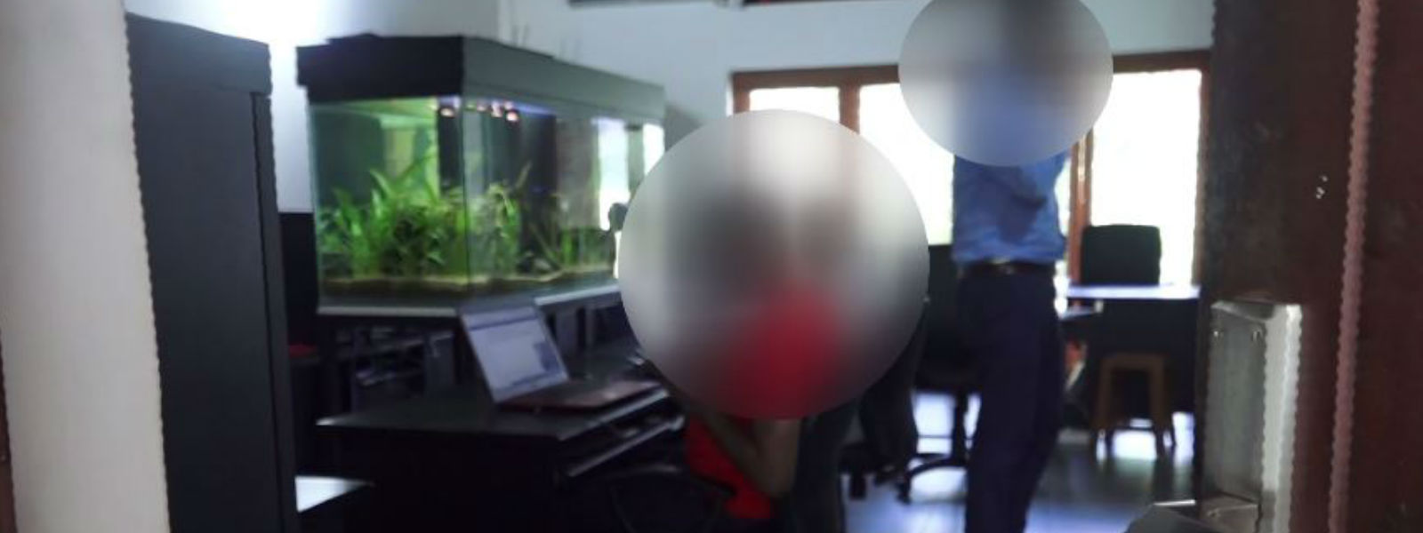 පොලීසිය වෙබ් අඩවි කාර්යාලයක් වැටලුවේ ඇයි? 