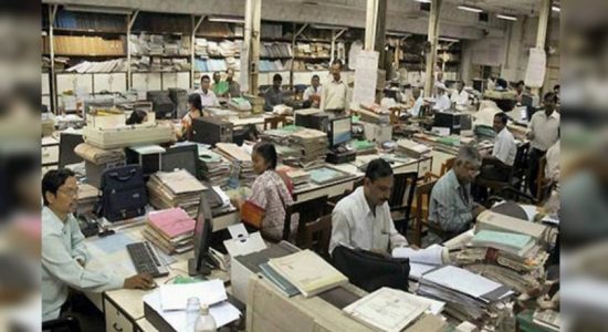 රජයේ විධායක නිලධාරීන්ට ලබන වසරේ සිට රුපියල් 15,000 ක විශේෂ දීමනාවක්