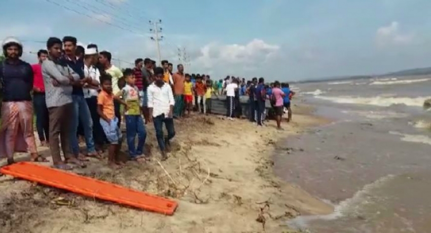 මහවැලි ගගේ ඔරුවක් පෙරළීමෙන් පුද්ගලයකු මරුට, දෙදෙනෙකු අතුරුදන්