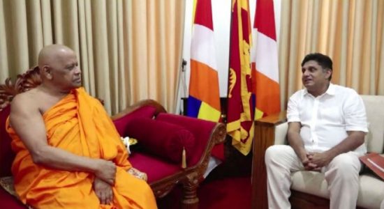 විපක්ෂ නායකවරයා මහ නාහිමිවරුන් බැහැ දකී  