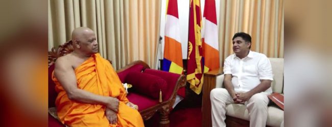 විපක්ෂ නායකවරයා මහ නාහිමිවරුන් බැහැ දකී  
