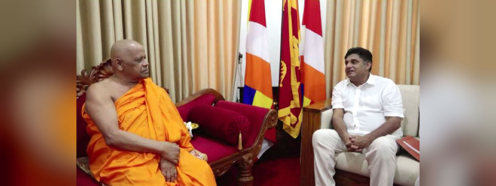 විපක්ෂ නායකවරයා මහ නාහිමිවරුන් බැහැ දකී  