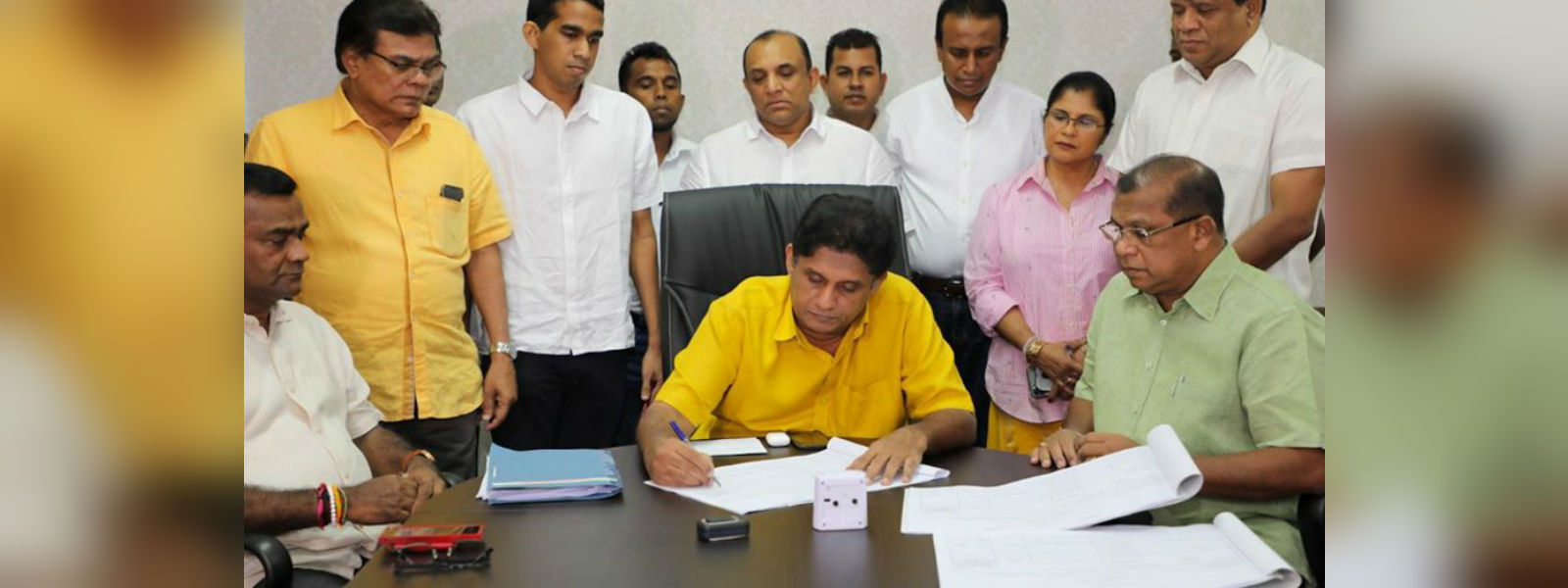 සජිත් ප්‍රේමදාස නාම යෝජනා පත්‍රයට අත්සන් තබයි