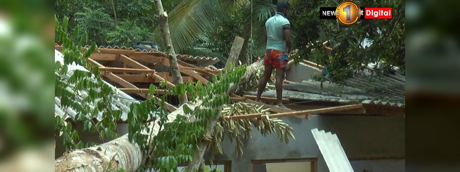 දැඩි සුළඟකින් ප්‍රදේශ රැසකට හානි