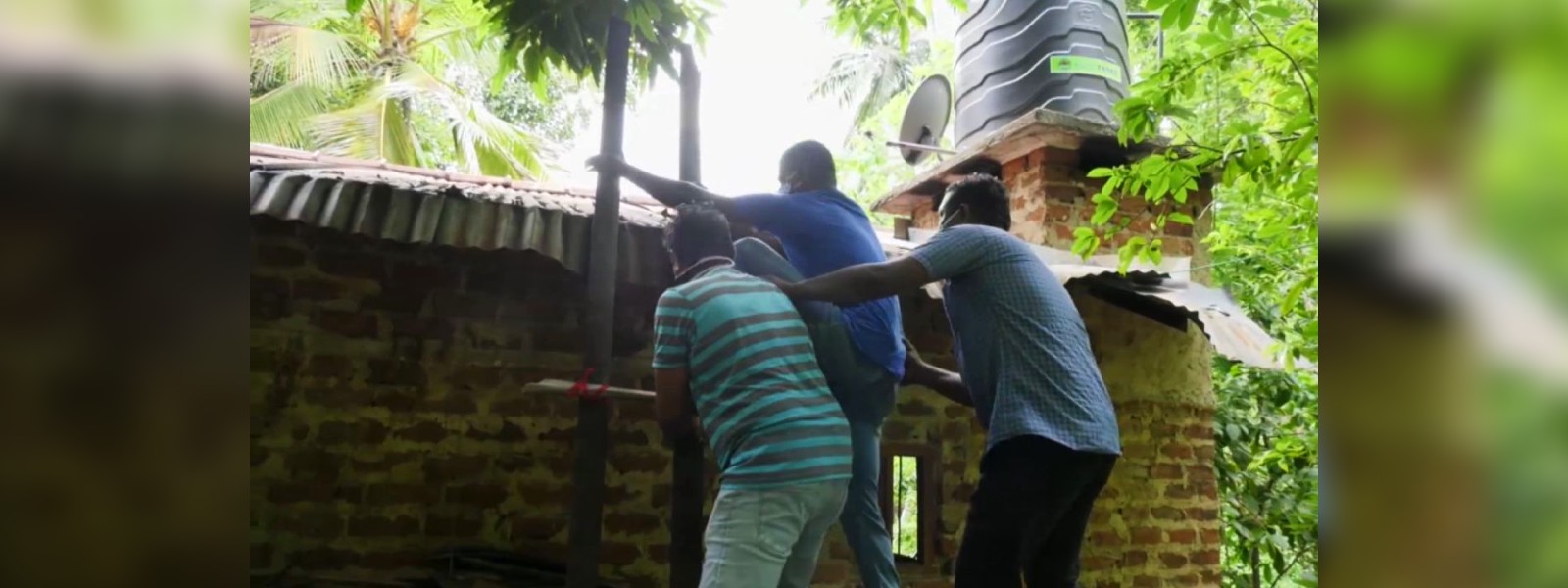 වතුර ටැංකියේ මත්පැන් පෙරූ නිවසක් වටලයි
