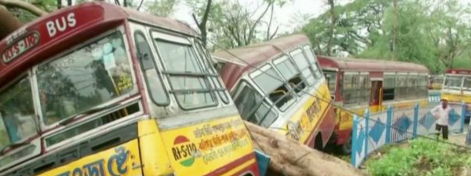 අම්ෆන් ඉන්දියාවේ සහ බංග්ලාදේශයේ ජීවිත් බිලි ගනී