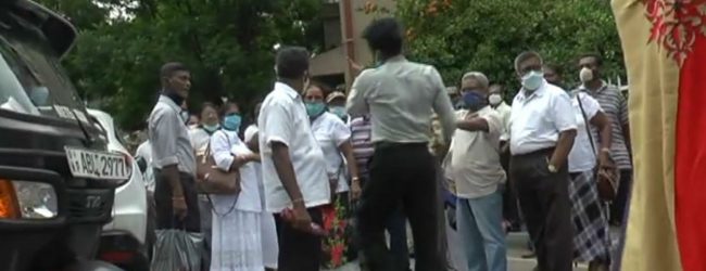 ETI තැන්පත්කරුවන් දෙපිරිසක් අතර උණුසුම් තත්ත්වයක් 