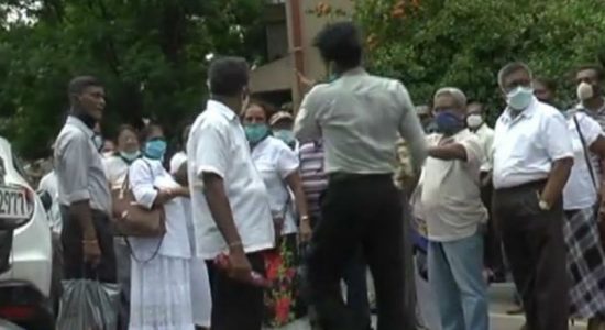 ETI තැන්පත්කරුවන් දෙපිරිසක් අතර උණුසුම් තත්ත්වයක් 
