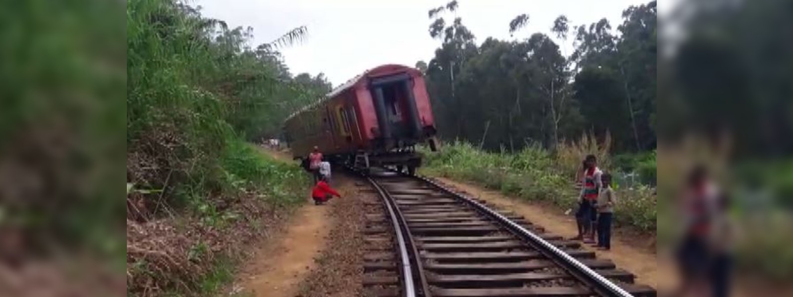 පට්ටිපොල හා අඹේවෙල අතරදී දුම්රියක් පීලි පනී