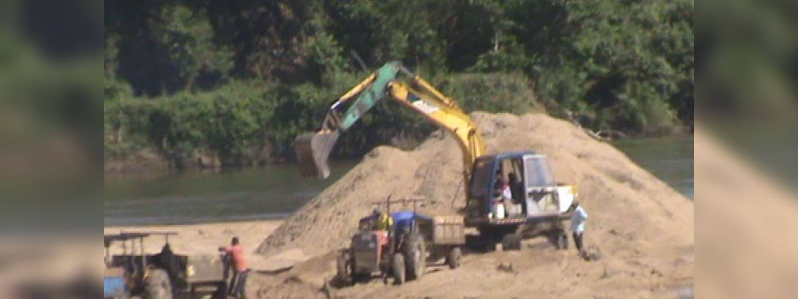 කන්තලේ මහා පරිමාණ වැලි ජාවාරමක්..