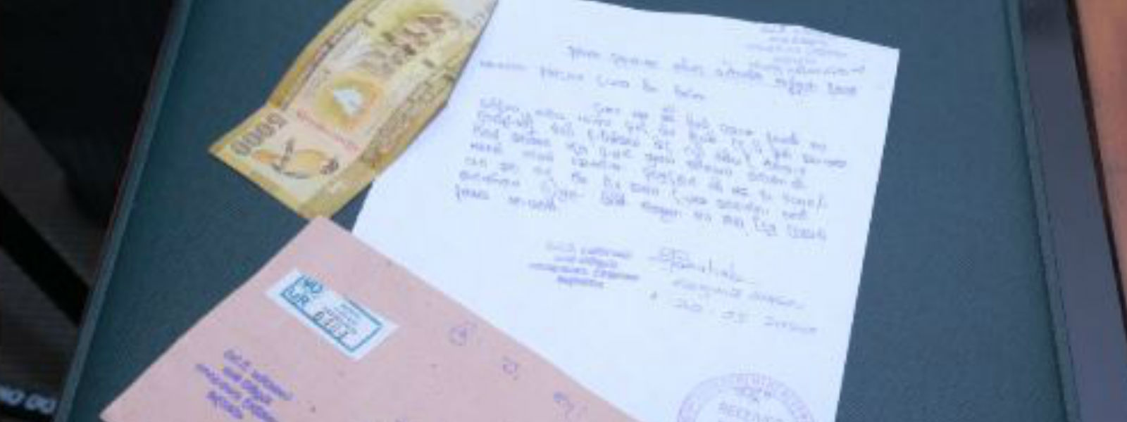 හිටපු ගම් සභා සභිකයෙකුගෙන් 5000ක ආධාර මුදලක්   