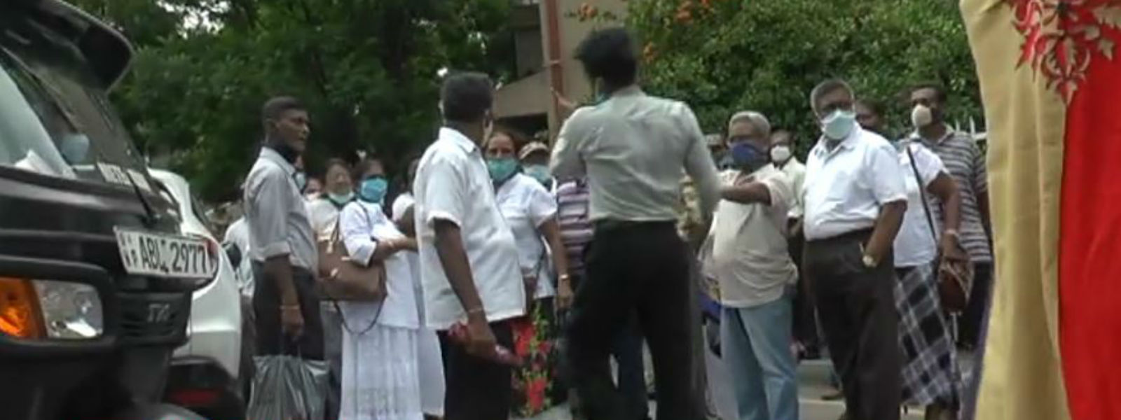 ETI තැන්පත්කරුවන් දෙපිරිසක් අතර උණුසුම් තත්ත්වයක් 