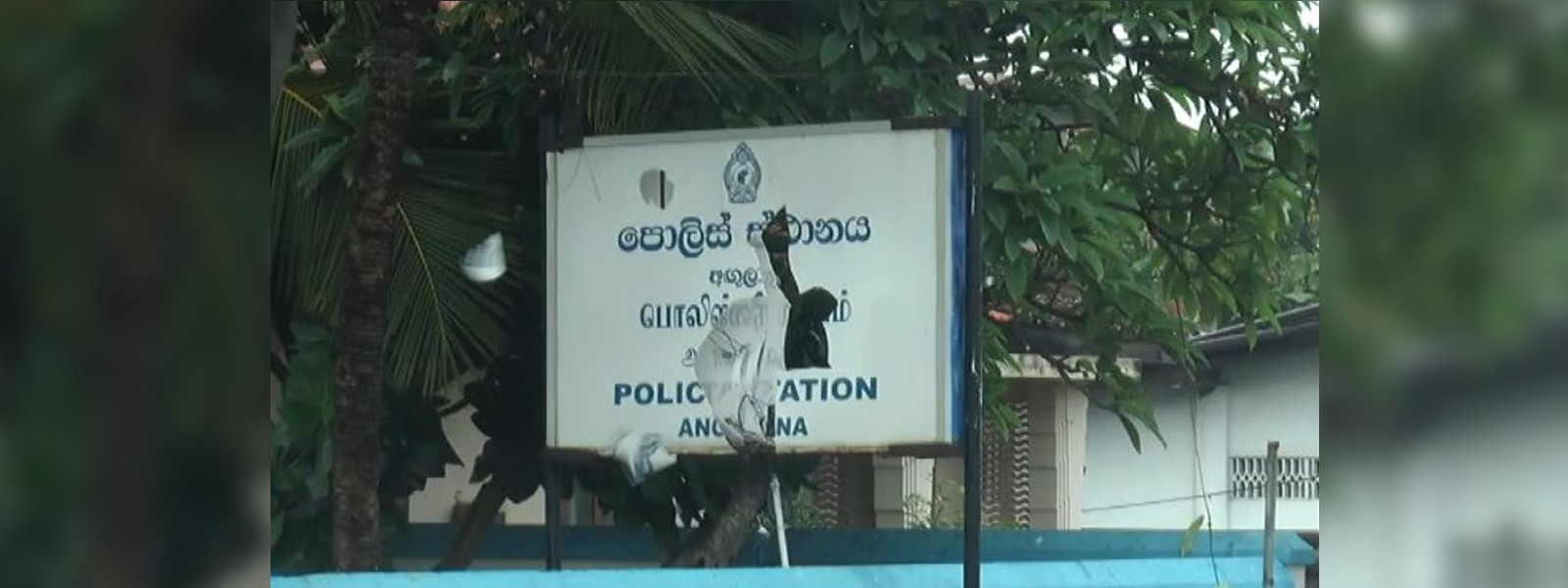 අඟුලාන පොලීසියට ගල් ගැසූ 06 ක් අත්අඩංගුවට