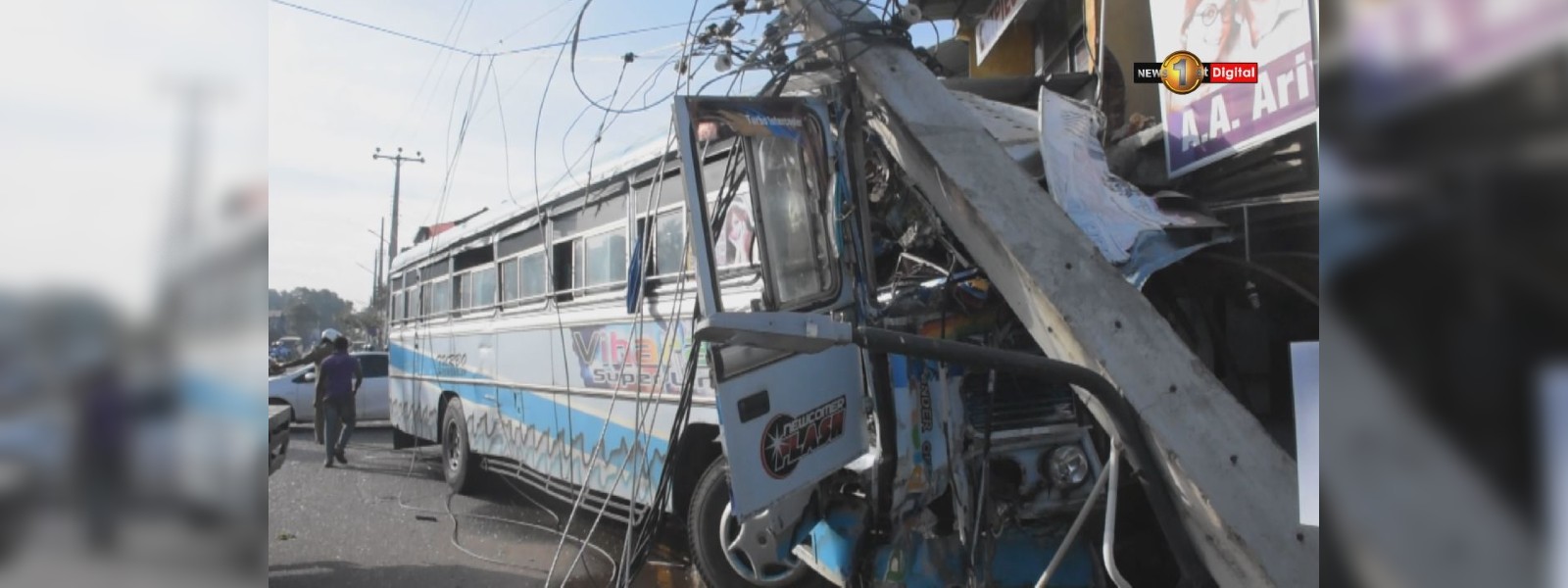 ගුවන් හමුදා සාමාජිකයින් රැගත් බස් රථයක් අනතුරට