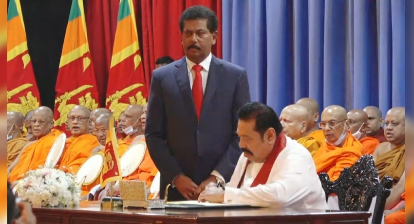 අගමැති මහින්ද රාජපක්ෂ සිය ධුරයේ වැඩ අරඹයි