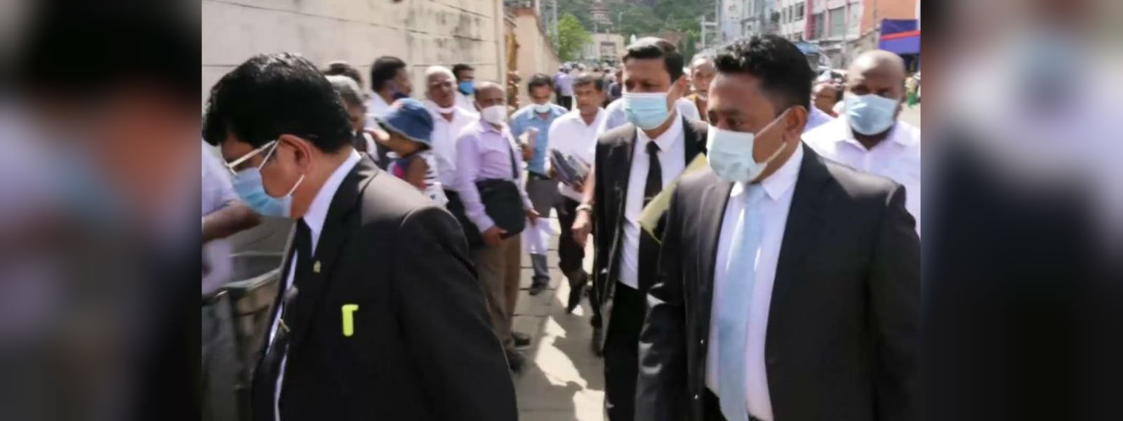කුරුණෑගල නගරාධිපති ඇතුළු 5 දෙනාගෙන් මෝසම් 5ක් 