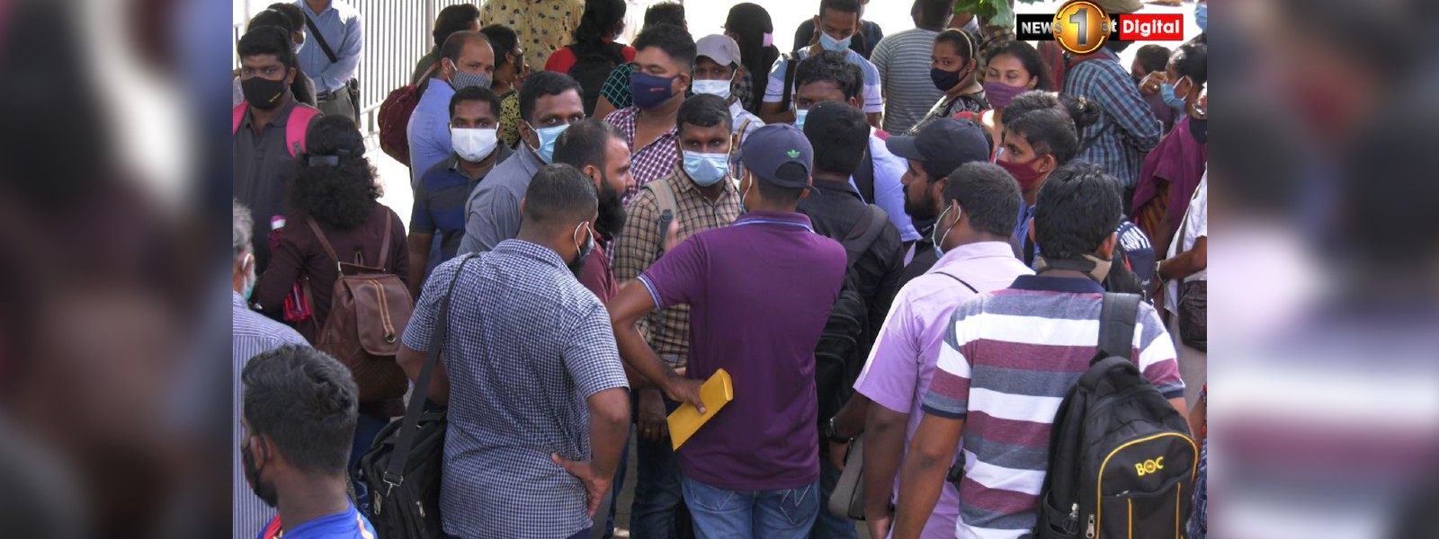 උපාධිධාරීන් පිරිසක් විරෝධතා පාගමනක