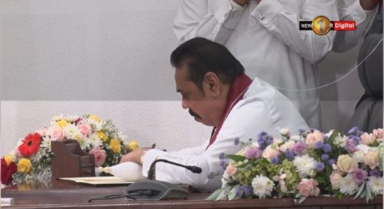 මුදල් ඇමති ඇතුළු තවත් ඇමතිවරු වැඩ අරඹයි
